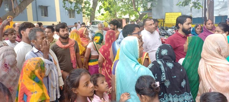 घरों के ढहने लगे हिस्से, फिर भी नहीं जागा प्रशासन; चूल्हा जलाकर महिलाओं ने किया प्रदर्शन