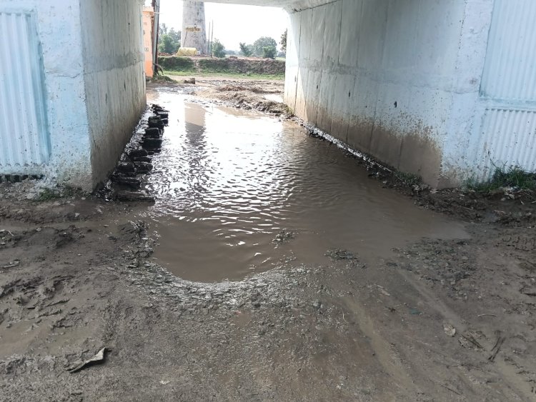 चौसा आरओबी के नीचे बदहाली की मार, कीचड़ में फंसा स्टेशन जाने का रास्ता