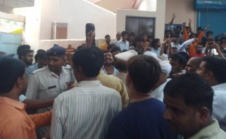 रामलीला मंच पर ताले की जंग, ईओ के खिलाफ सड़क पर उतरे लोग