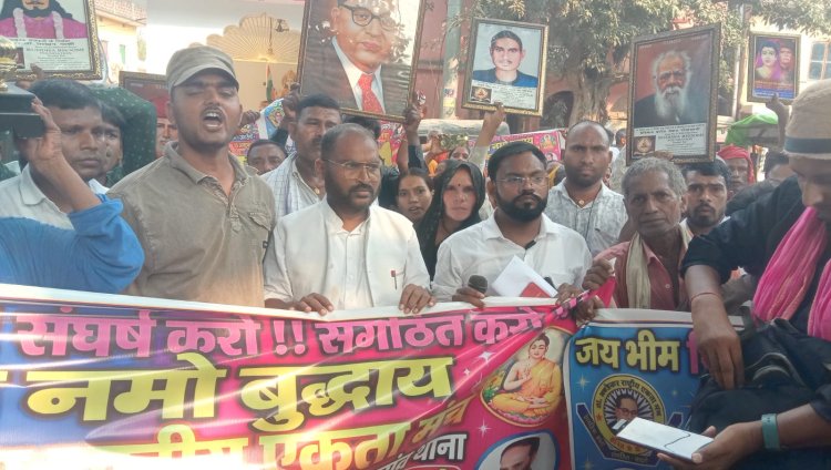 वकील पासी की रहस्यमय मौत की गुत्थी नहीं सुलझने से नाराज परिजनों व समाज के लोगों ने किया डुमरांव थाने का घेराव