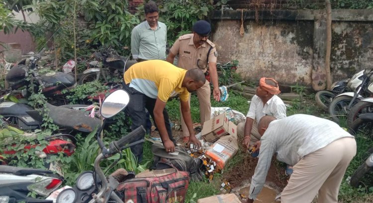 शराब तस्करों पर प्रशासन का शिकंजा, 12 कांडों में जब्त शराब नष्ट