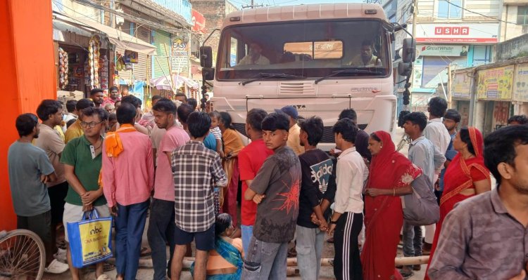 महाअष्टमी पर ट्रकों के परिचालन से जाम में कराहता रहा डुमरांव, विरोध में पूजा समिति वालों ने किया सड़क जाम