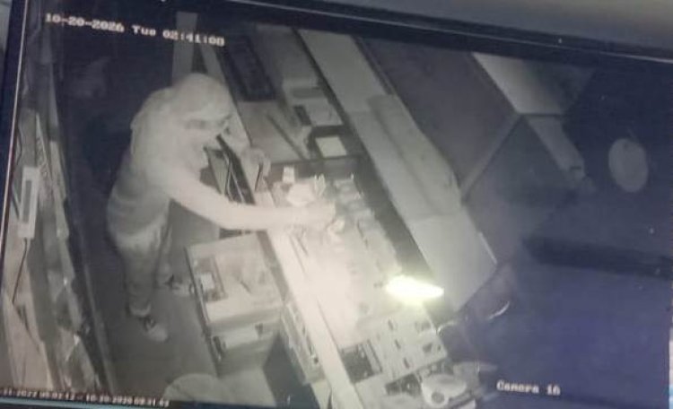 डुमरांव के गीता मोबाईल सेंटर में एक करोड़ से से अधिक के मोबाईल सेट व लाखों रूपए नगद की चोरी
