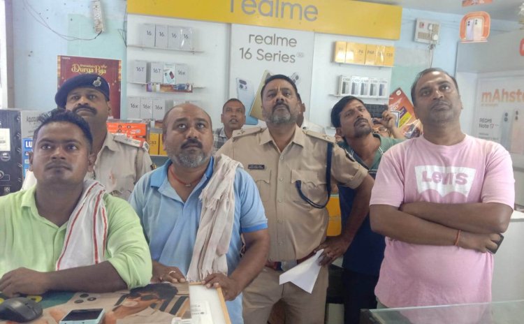 डुमरांव में हाईटेक चोरी! शटर से कैश काउंटर तक स्क्रू ड्राइवर का खेल, 40 लाख के मोबाइल व  तीन लाख नगदी गायब