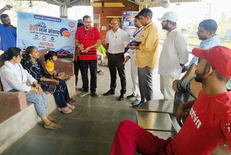 डुमरांव स्टेशन की बदहाली पर यात्रियों ने उठाई आवाज, शुद्ध पानी और यूरिनल की मांग