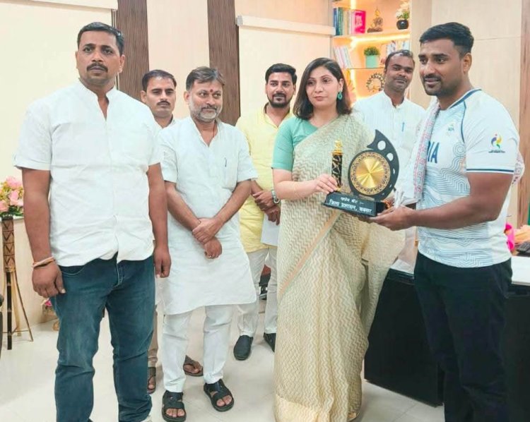 अंतरराष्ट्रीय मंच पर बक्सर का मान बढ़ाने वाले अविनाश पहलवान का डीएम ने बढ़ाया सम्मान