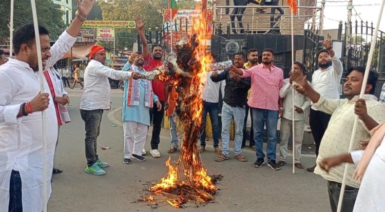खड़गे के बयान पर बक्सर में भाजपा का हल्लाबोल, वीर कुंवर सिंह चौक पर फूंका पुतला