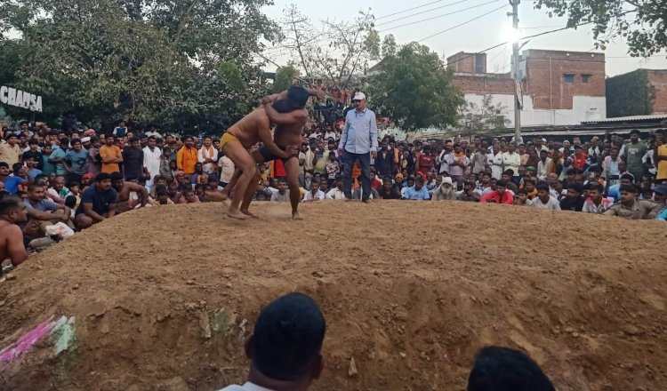 अखौरीपुर गोला में पहलवानों ने दिखाए दांव-पेच, दंगल में उमड़ी भीड़