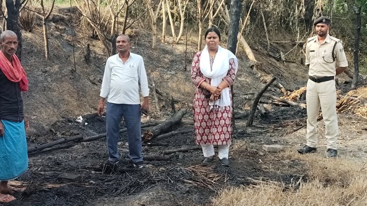 सात भाइयों का आशियाना राख, अब पॉलिथीन शीट के सहारे गुजर-बसर