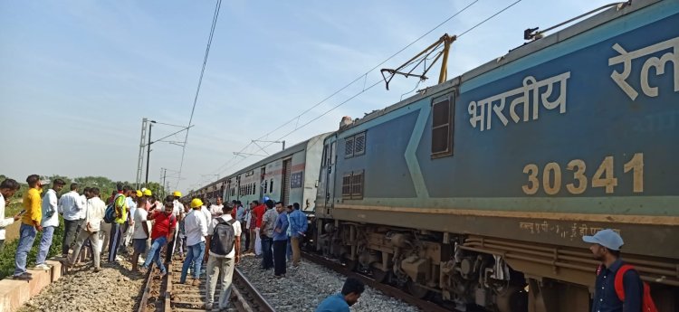 पेंटो टूटते ही थमी श्रमजीवी एक्सप्रेस, दो अन्य ट्रेनें भी फंसीं