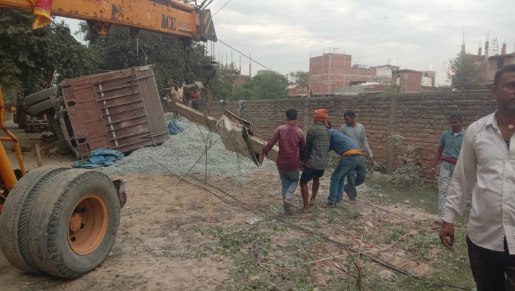 राज हाई स्कूल-बड़ाबाग पथ पर पलटी गिट्टी लदी ट्रक, पोल टूटा, विभाग ने जुर्माना लेकर छोड़ा