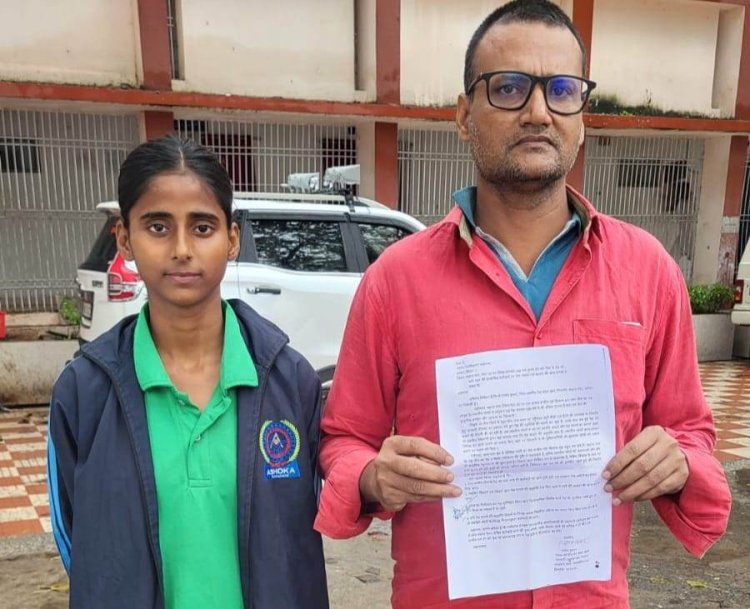 विकास के नाम पर पुराने नीम पर कुल्हाड़ी चलाने की तैयारी, बेटी संग डीएम के दरबार पहुंचे पिता