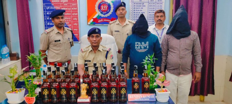 ट्रेन की सीट बनी शराब तस्करी का ठिकाना, बक्सर में दो तस्कर गिरफ्तार