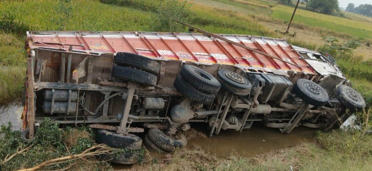 एनएच-922 की चाट में पलटा बालू लदा ट्रक, टला बड़ा हादसा